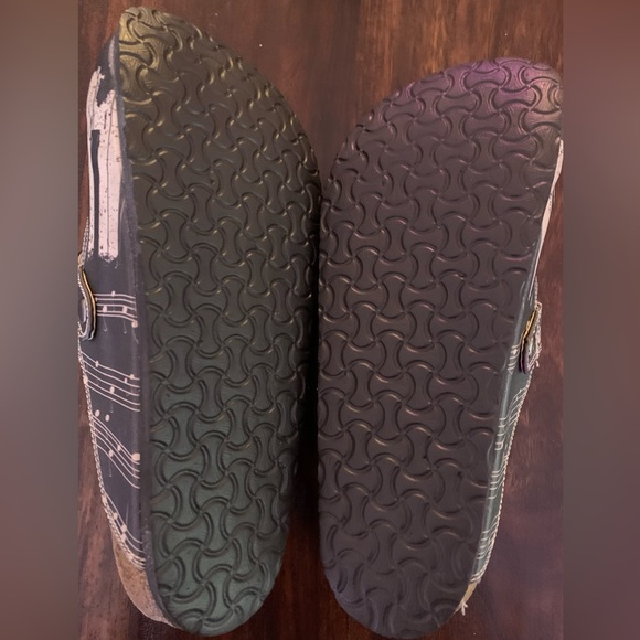 CALCEO BLACK & WHITE, RED PIANO PATTERN, “LET THE MUSIC PLAY” CLOGS. - Picture 11 of 14